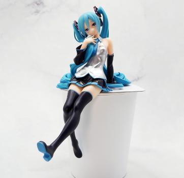 Anime Figur Hatsune Miku sitzend, ca 18 cm